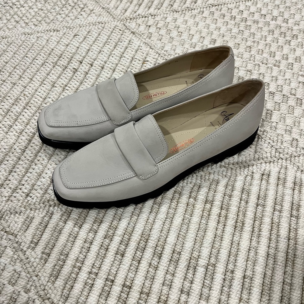 Amalfi by Rangoni Giuliano Loafer in Off White Tiffany Nubuck - Picture 4 of 8